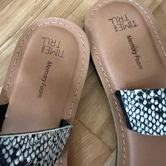 Slide On White / Snake Strap Sandals Women’s Size 10 - Picture 2 of 4